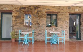 Apartamentos turísticos Praia de Seselle, terraza y jardín a un paso de la playa